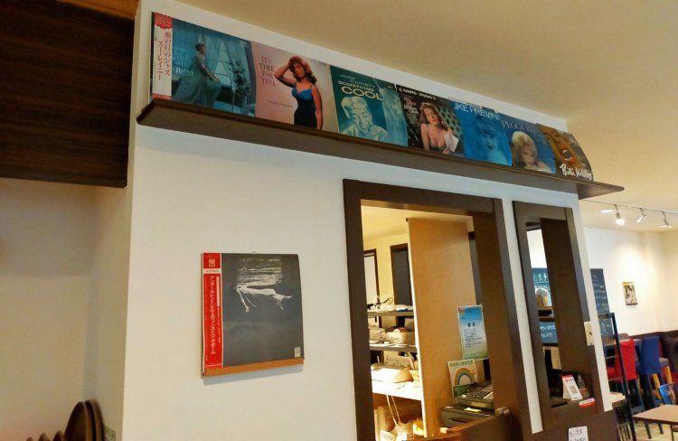 店内の様子。木村さんこだわりのレコードが多数飾ってある。