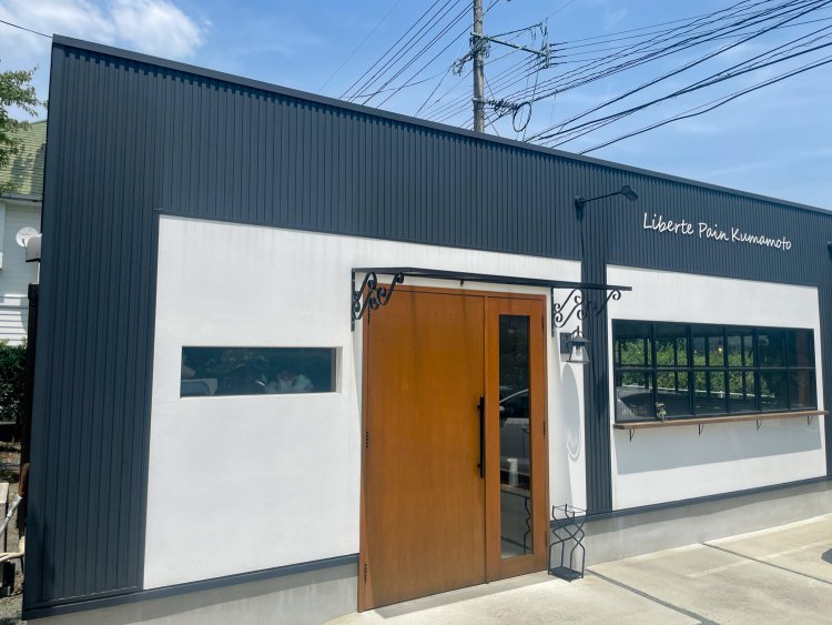 パン屋さんを探して歩いていたら、うっかり通り過ぎてしまいそうな洗練された外観。