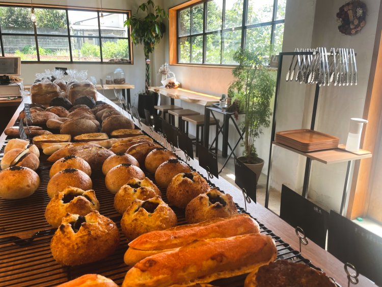 店内はイートインのテーブルや細部のインテリアまでどれもおしゃれで整っている。 テーブルはイベント時には動かせるように可動式のタイプを選んだという。