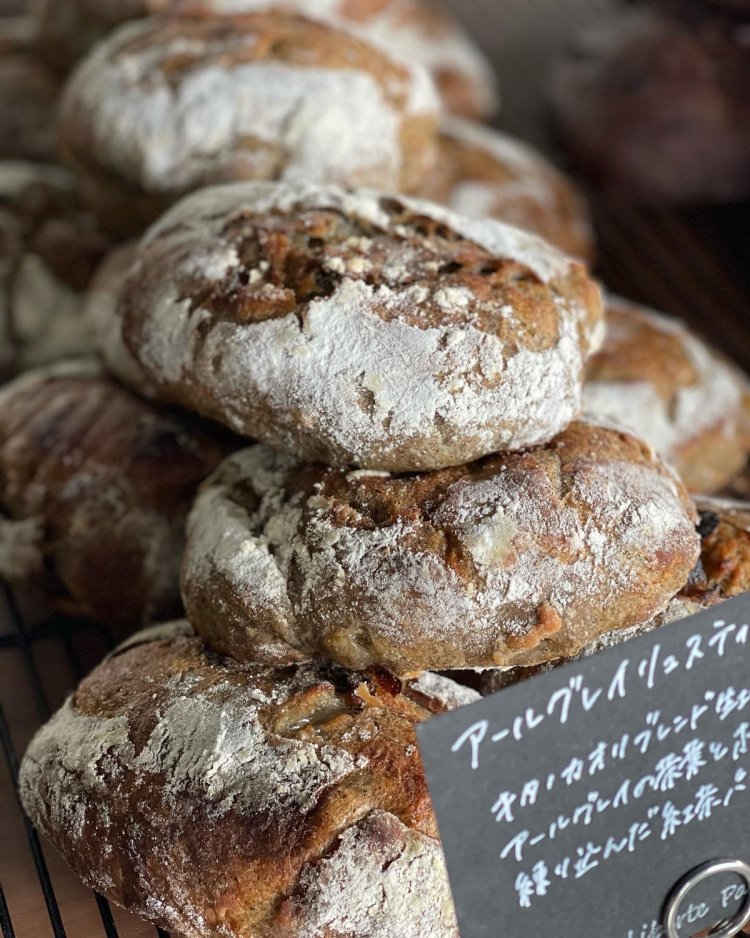 外はカリッと中はもっちもちの高加水パン。頬張る前から紅茶のいい香り！