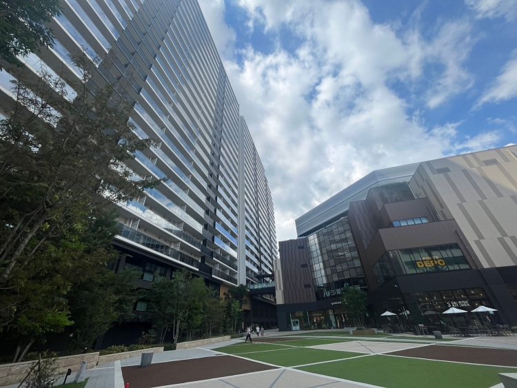 敷地をオープンスペース（公共空地）として開放。ご褒美として容積率の割増と斜線制限の緩和だ。