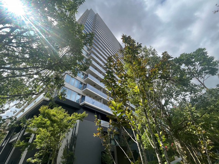 結果、まばゆくそびえたつタワー型マンション。