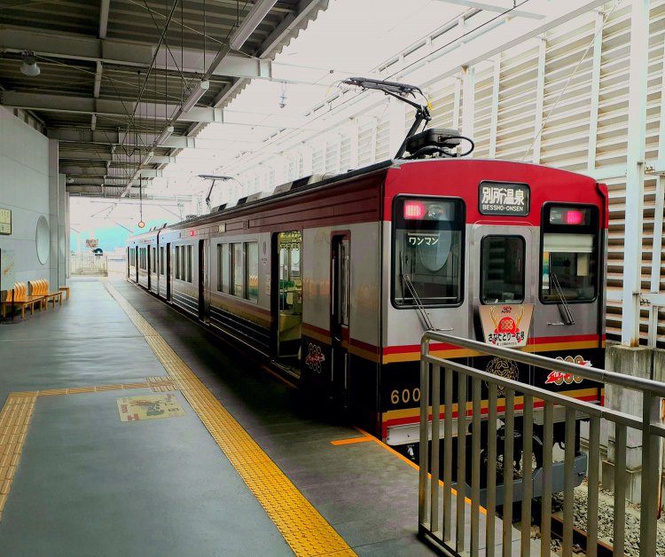 上田電鉄上田駅で出発を待つ6000系電車「さなだどりーむ号」。上田市は真田氏発祥の地。車体のデザインも