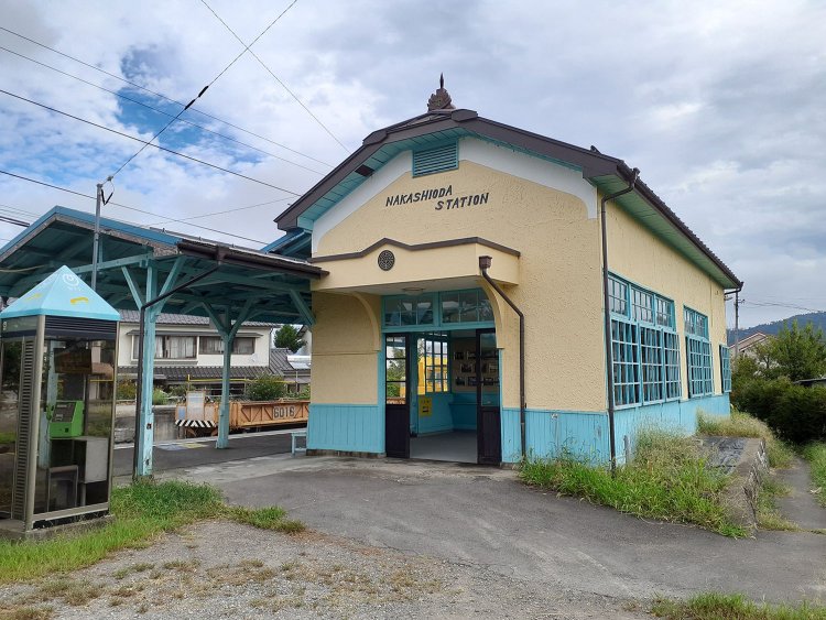 上田電鉄中塩田駅。駅舎は1921(大正10)年築。庇(ひさし)に前身の上田丸子電鉄の社紋が残る。第18作冒頭で寅さんが夢から覚めた床屋はこの近くに所在したが、痕跡なし。