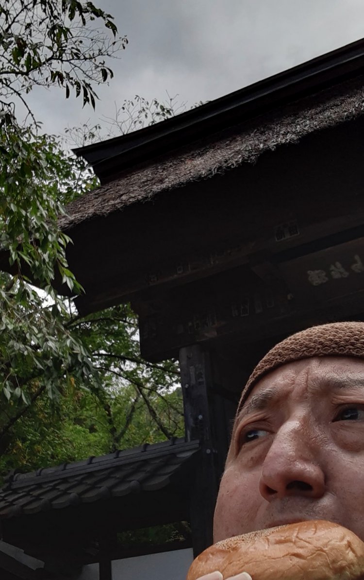 寅さんに倣い前山寺 山門前であんパンを食す。自撮りにつきシーン再現度は……う～ん、10％くらいか。