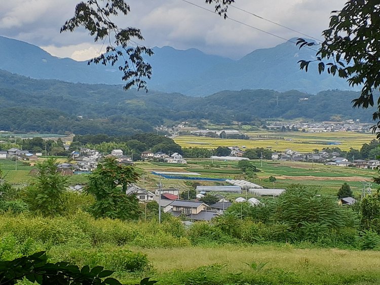 塩田平の眺望。長野県歌において「4つの平」には入らないという屈辱を味わった塩田平だが、2020年に文化庁により同地ほか上田電鉄沿線が日本遺産に認定された。よかったなあ、おい。