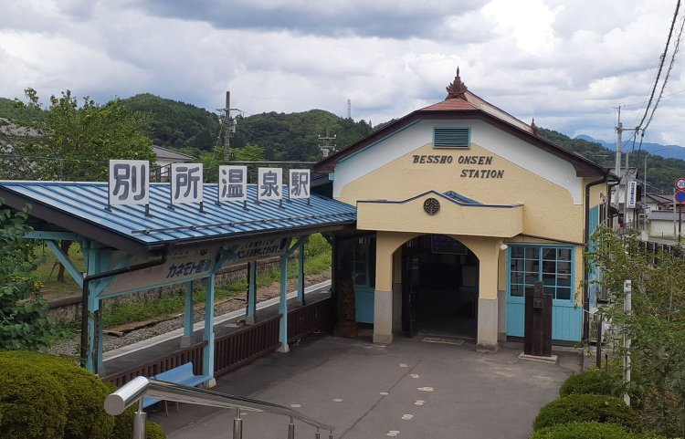 上田電鉄の終点・別所温泉駅。1921（大正10）年、上田温泉電軌・川西線別所駅として開業。1930年（昭和5）年、別所温泉駅に改称。1950（昭和25）年、駅舎を改築、現在の外観となる。
