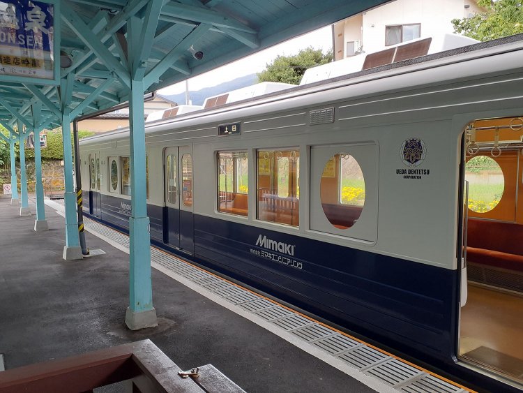 丸窓デザイン車両外 (2)