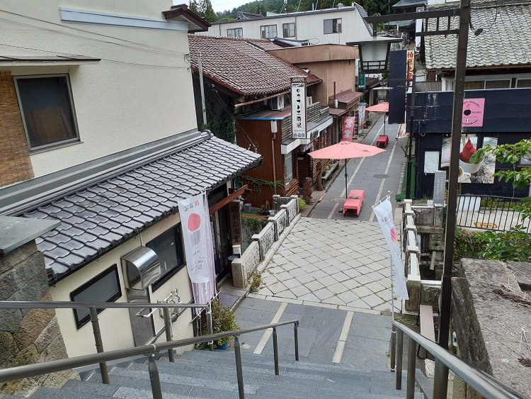 なじみの板東鶴八郎一座の面々と再会し、旧交を温めたのは別所温泉のメイン通りから北向観音の参道に降りる階段の辺り。付近には寅さん逗留の宿も。北向観音の境内では一座が興行を打つ。