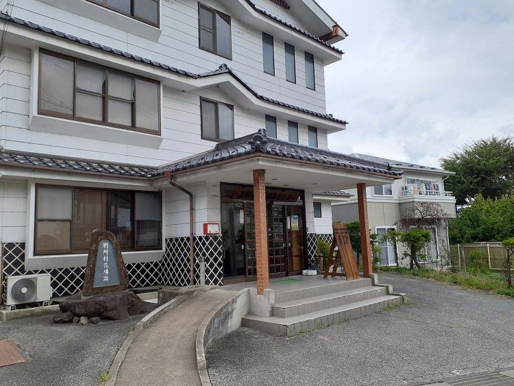 寅さんが無銭飲食で勾留された別所警察のシーンは、温泉街にほど近い旧・別所村役場で撮影された。現在は別所温泉センターとなっており、別所温泉の歴史に関する資料室も併設されている。