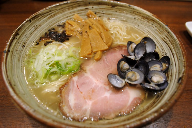 しじみらーめん900円。具は殻付きのしじみ、チャーシュー、メンマ、ネギ。アクセントに焦がしネギ。