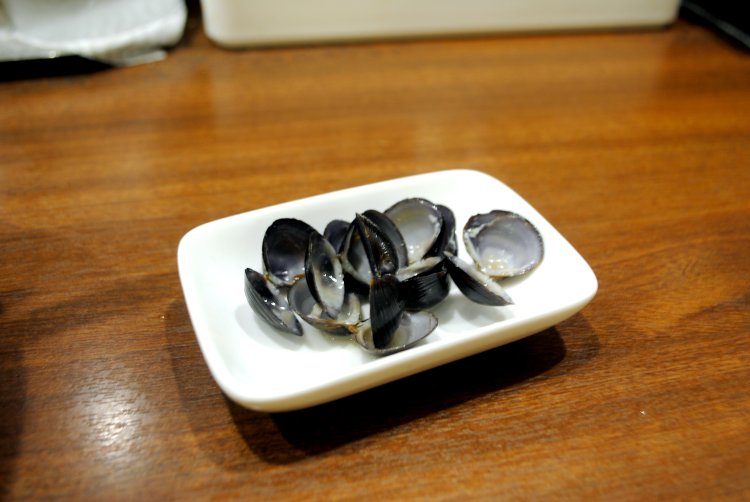 しじみの殻は、こちらの殻入れにどうぞ。