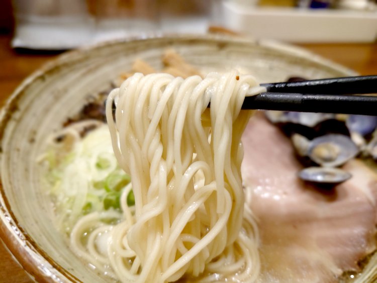 麺は菅野製麵所の細ストレート麺。しじみスープになじむパツパツ食感。