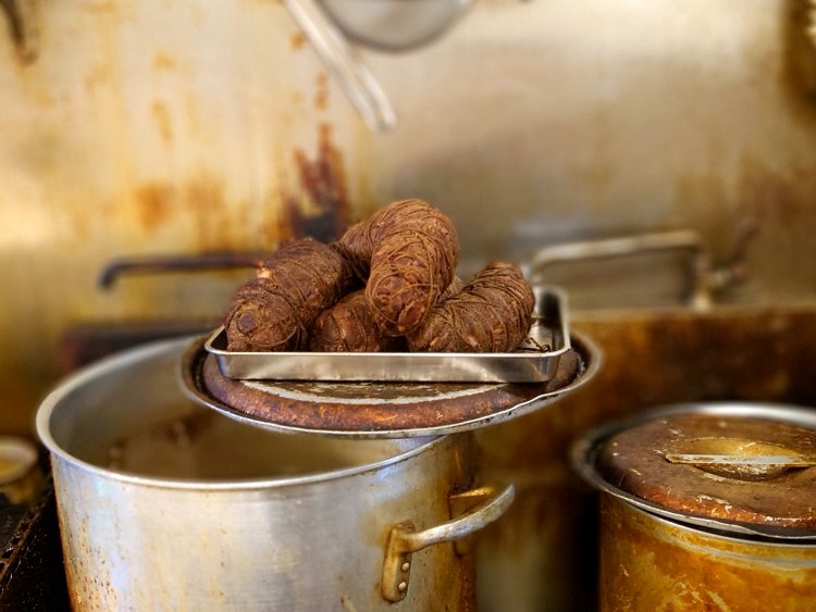 茶色く巨大なチャーシューの塊が山積みに。1本丸のまんま食べたい！