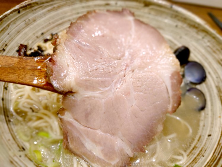 一口では食べきれないほど大きい！　チャーシュートッピングもあるので、次はぜひ増したい。