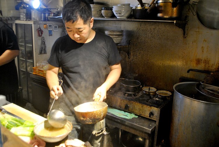 数名のスタッフとほぼワンオペで休みなくラーメンを作り続ける長谷川店主。