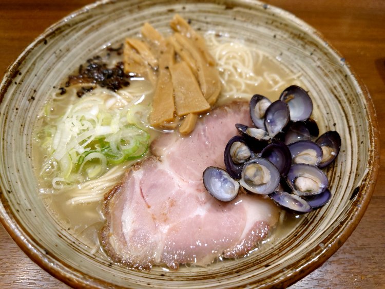 しじみらーめん900円。具材はしじみ、チャーシュー、メンマ、ネギと焦がしネギ。