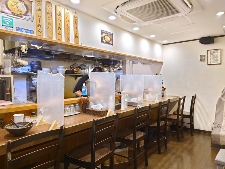 カウンター7席。店内に待ち席が1席ある。