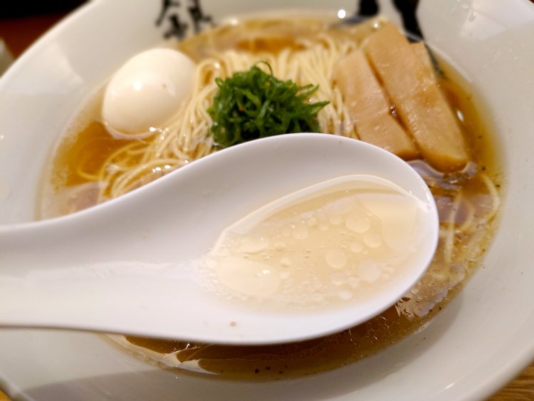 この中に鴨や乾物、熟成生ハムの旨味がたっぷり。芳醇な香りが食欲をそそる。