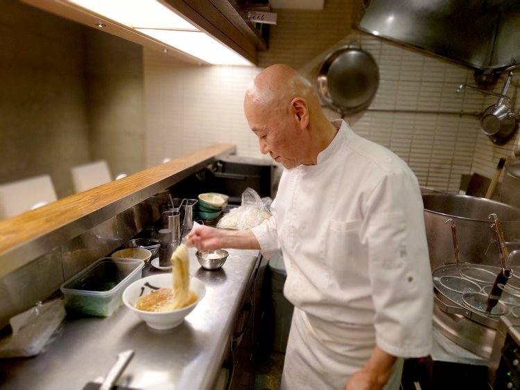 松村店主が愛おしそうに麺を整える姿が印象的。