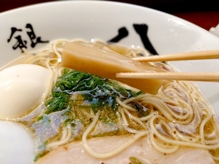 極太メンマは、スープの味を邪魔しない和食の煮物のようなやさしい味わい。