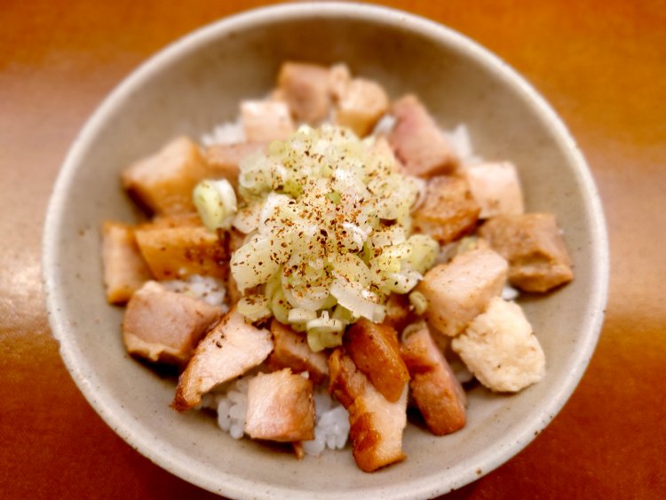 肉ご飯500円。チャーシューの端っこ肉を混ぜることで香ばしさと旨味が増す。