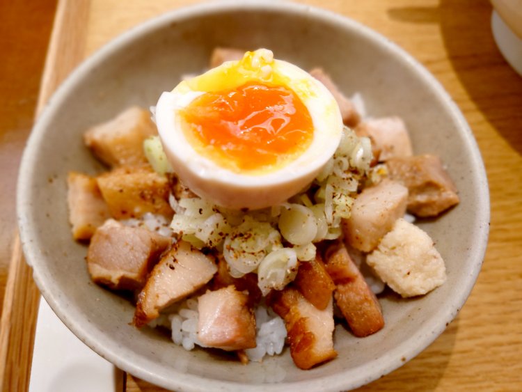 中華そばの味玉をトッピング。まろやかな味玉の黄身と肉は鉄板の組み合わせ！