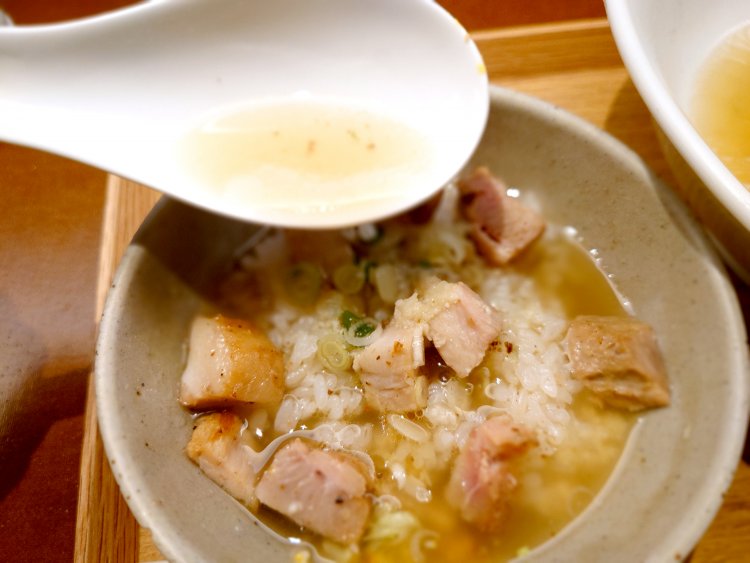 肉ご飯にスープを投入してわさびを溶けば、高級お茶漬けの出来上がり。