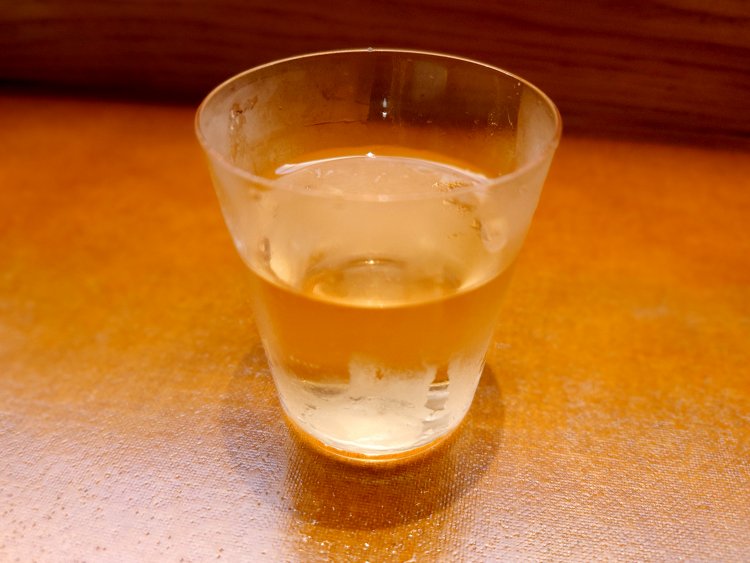 仕上がるまで半年待ちだったという漆塗りのカウンター。食後の加賀棒茶のグラス越しに見入ってしまう美しさ。