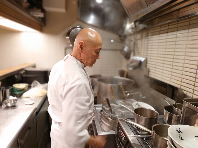 「一期一会の気持ち」でラーメンとお客様に向き合う松村店主。これからも頂上目指して歩み続ける。