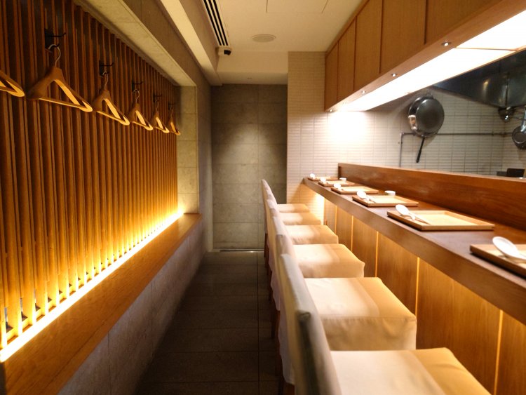 まっすぐなカウンター6席。席の後ろに間接照明が施され、やさしい光で落ち着く店内。