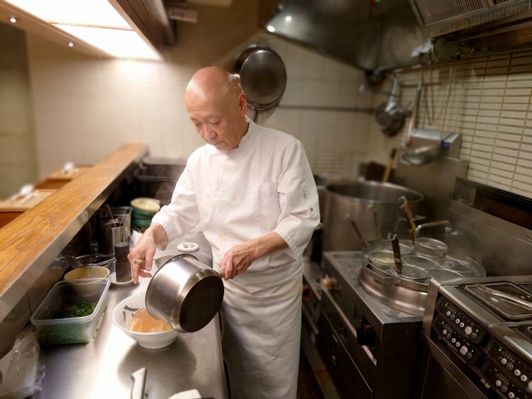 カウンターから同じ目線で店主のラーメンを作る姿を堪能できる。