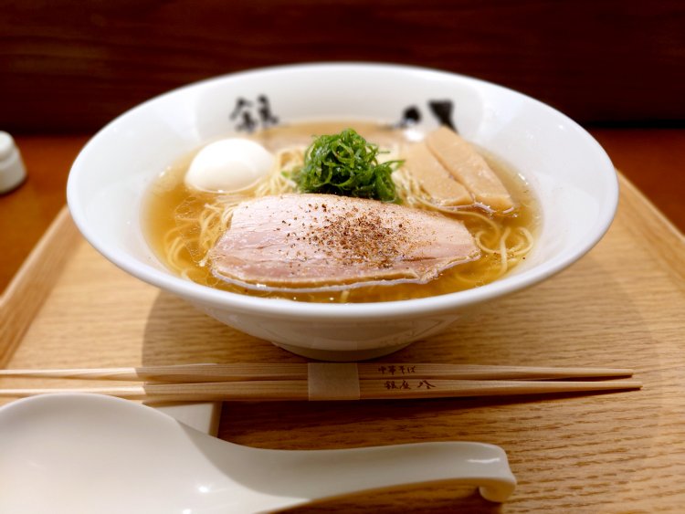 味玉中華そば1400円。無駄のない所作から作られる完璧な一杯。