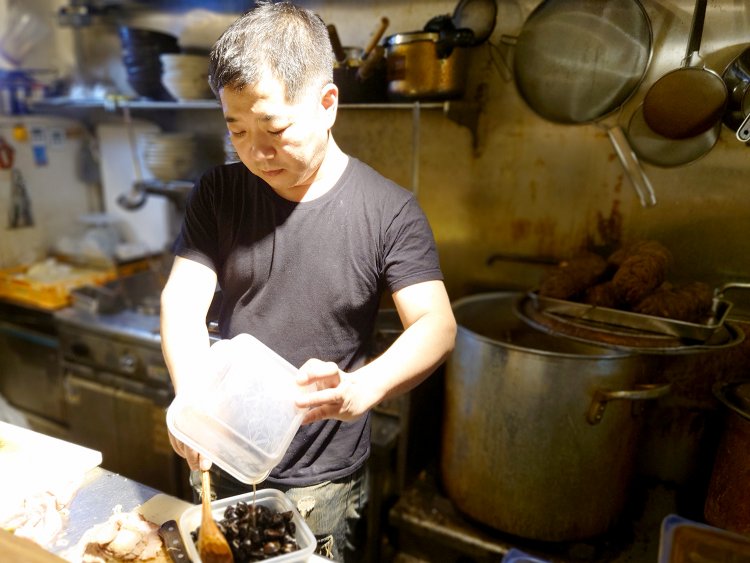 長谷川さんが取り出したのは、たっぷりの青森県十三湖のしじみ。