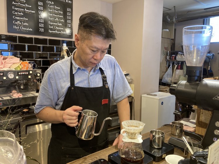 コーヒーを淹れる作業は無心で集中し、一杯ずつ試飲して味を確認している。