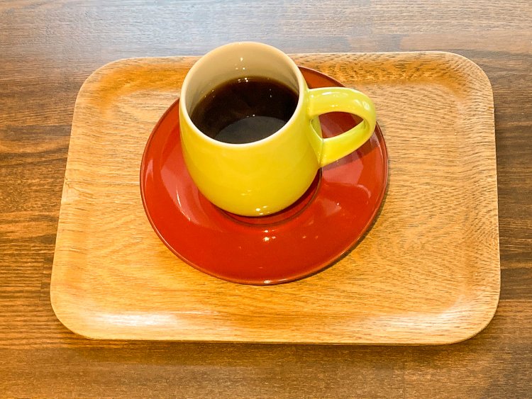 甘くフルーティーな香りが印象的なコロンビア サンタモニカ（本日のドリップコーヒー600円）。香りが滞留する形のマグカップを使用。