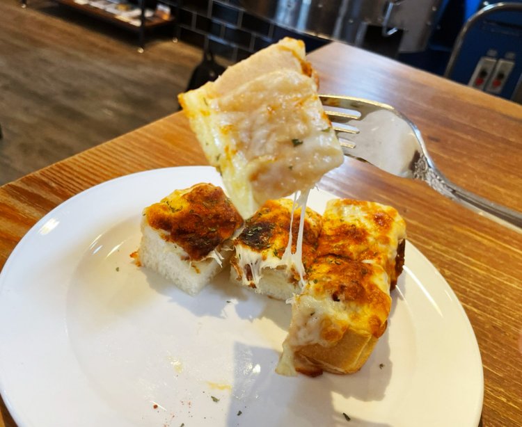 『ペリカン』の食パンにフライドオニオンとチーズを乗せて焼き上げたオニオンチーズトースト650円。