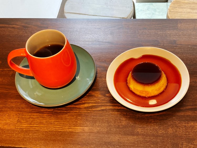 自家製カスタードプリン500円は、しっかりした固さと濃厚な味わいで印象に残る。