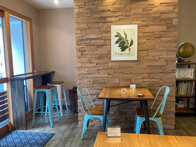 2、3人がけの大きめのテーブル4つと、カウンター席が4つあり、ゆっくり過ごせる。