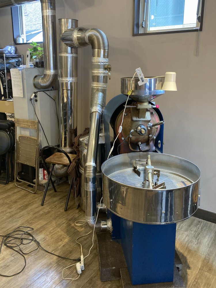直火式から半熱風式にカスタマイズした特注の焙煎機。豆のロースト感が和らぎ、香りが明確に出やすい。
