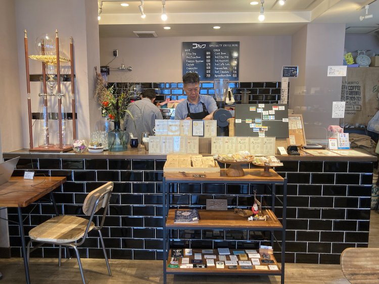 開店に向けて真剣に準備を進めるスタッフ。