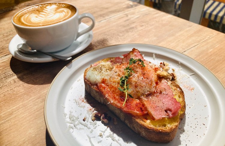 ベーコンとチーズのエッグハニートースト800円。