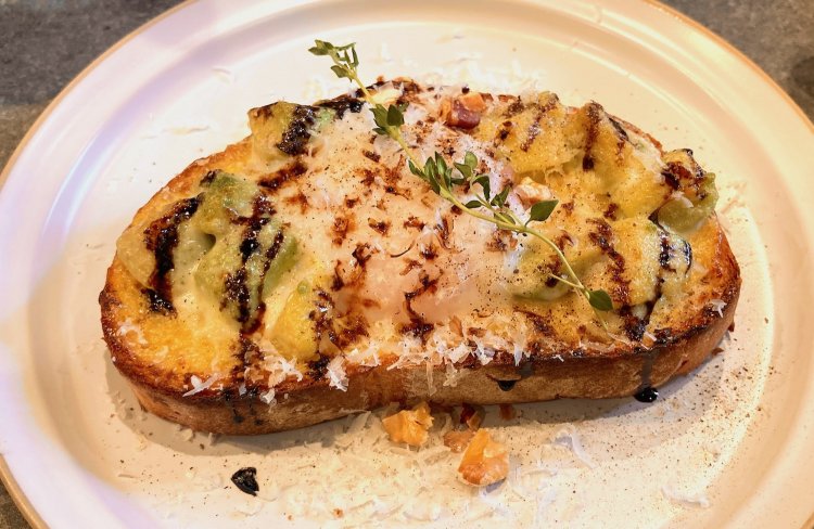 バルサミコとアボカドのエッグトースト。