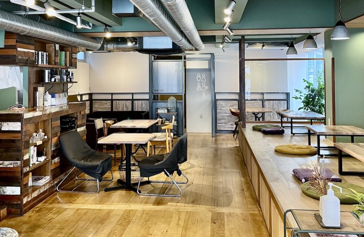 広々とした2階のカフェスペース。