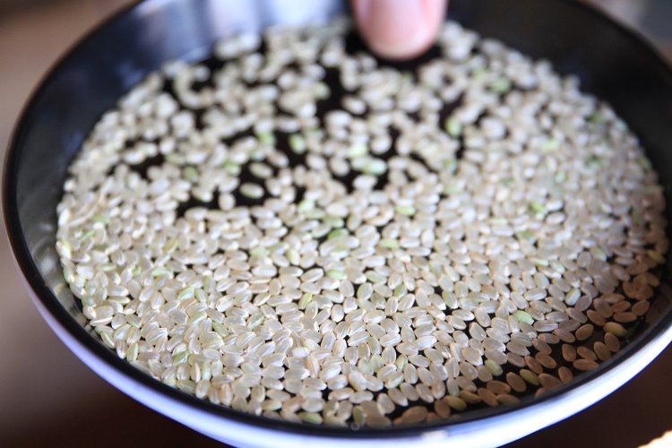 黒皿に入れて検査し、一等米を河越米と認定。