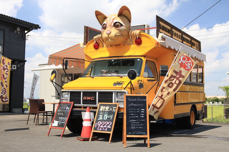 愛猫・トラをモチーフに改造したキッチンカー。まさに猫バス！