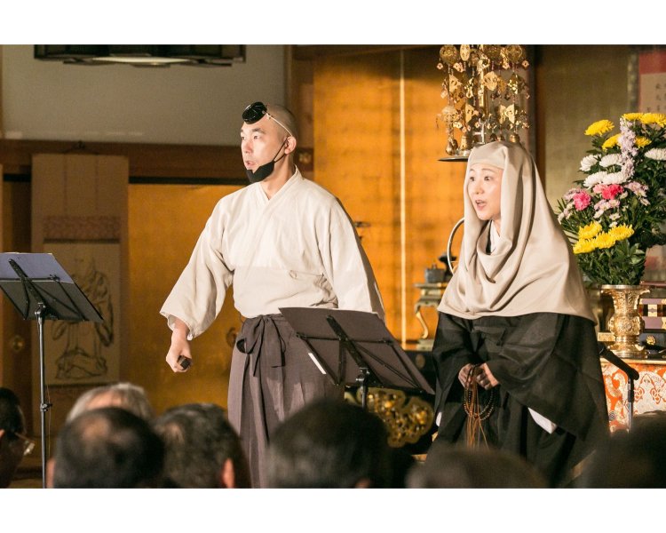 お二人で演じる仏教演劇『ふたり語り　よきひと、親鸞　恵信尼（えしんに）ものがたり』。浄土真宗の祖である親鸞聖人（しんらんしょうにん）も、夫婦二人三脚で仏道を歩んでいた。  