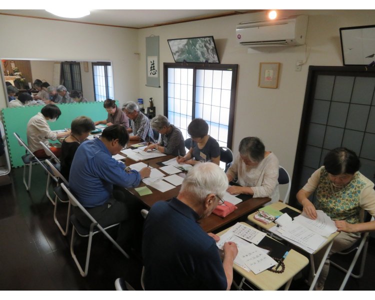 第３金曜日に行われる「写経と写仏の会」。重誓偈（じゅうせいげ）や正信偈（しょうしんげ）など、浄土真宗で使われるお経を用いて経本を作っていく。