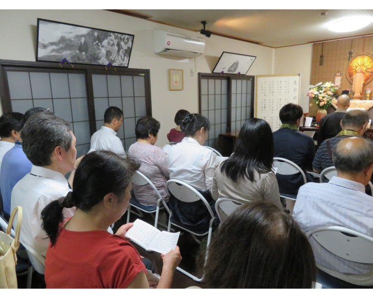 第２金曜日開催の法話会でも、参加者が一言話す時間を設けている。「顔見知りではないから話しやすいのかもしれません」と哲也さん。