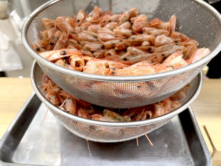 大量の赤海老の頭で出汁をとる。